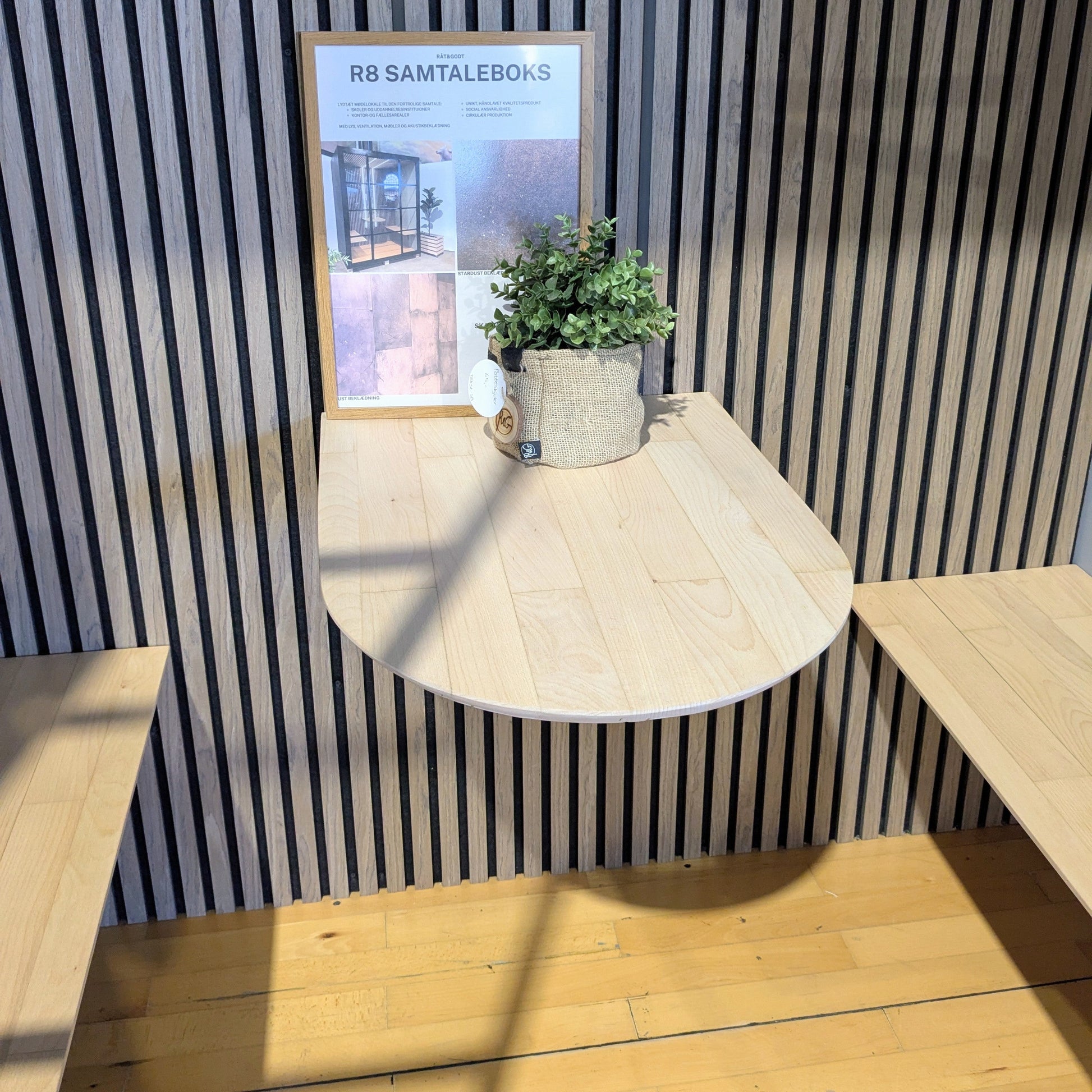 R8 Samtaleboks interiør