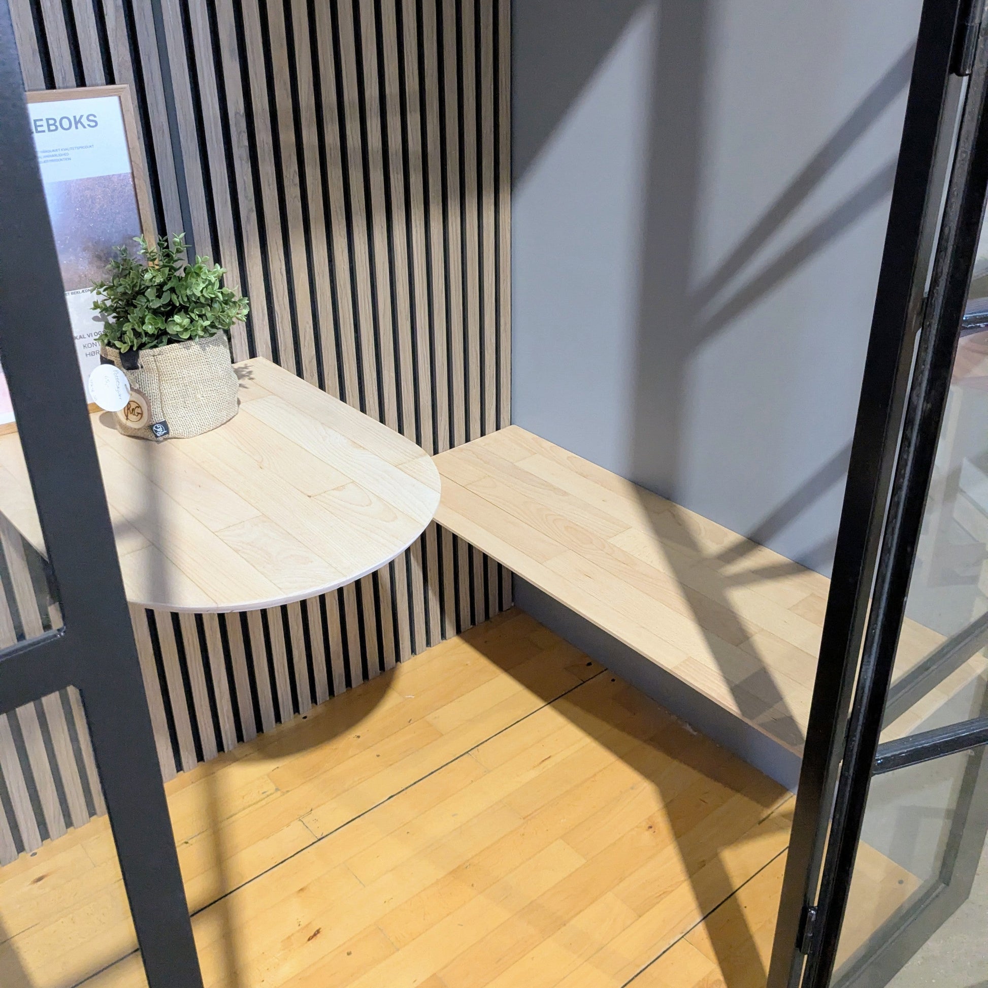 R8 Samtaleboks interiør