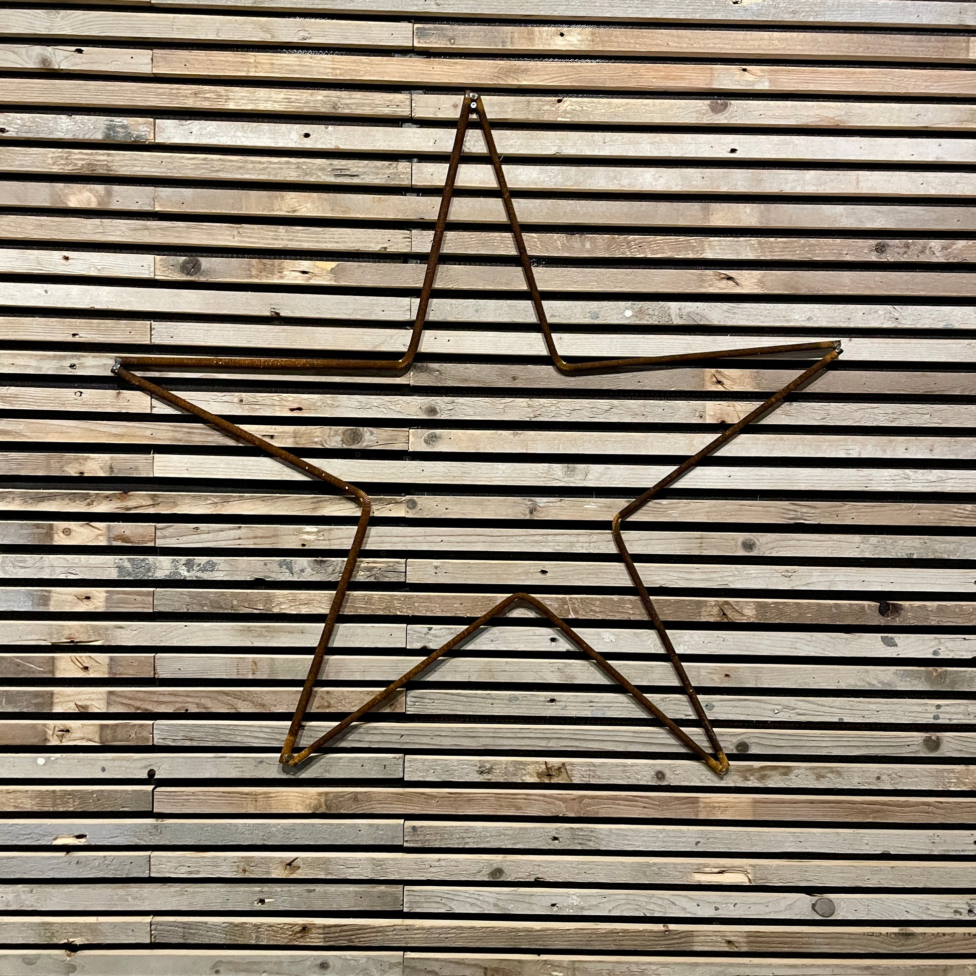 Julestjerne til ophæng ind eller ude. Produceret i genbrugt armeringsstål hos Råt&Godt -fordi mennesker og materialer fortjener en chance til.