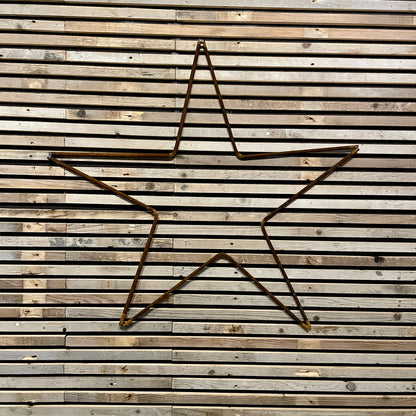 Julestjerne til ophæng ind eller ude. Produceret i genbrugt armeringsstål hos Råt&Godt -fordi mennesker og materialer fortjener en chance til.