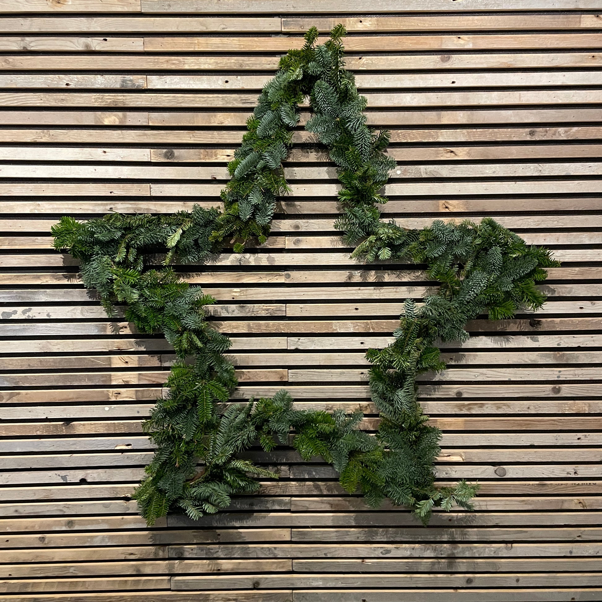 Julestjerne til ophæng ind eller ude. Produceret i genbrugt armeringsstål hos Råt&Godt -fordi mennesker og materialer fortjener en chance til.