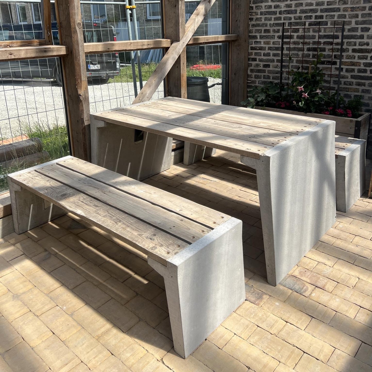 Bord til udeområde i beton og træ – R&G Urban Concrete