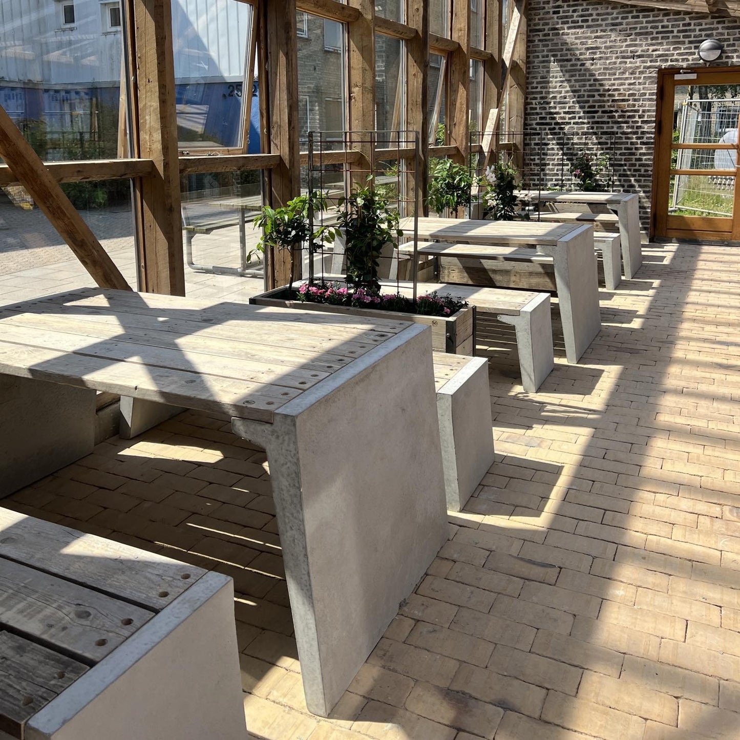 Bord til udeområde i beton og træ – R&G Urban Concrete