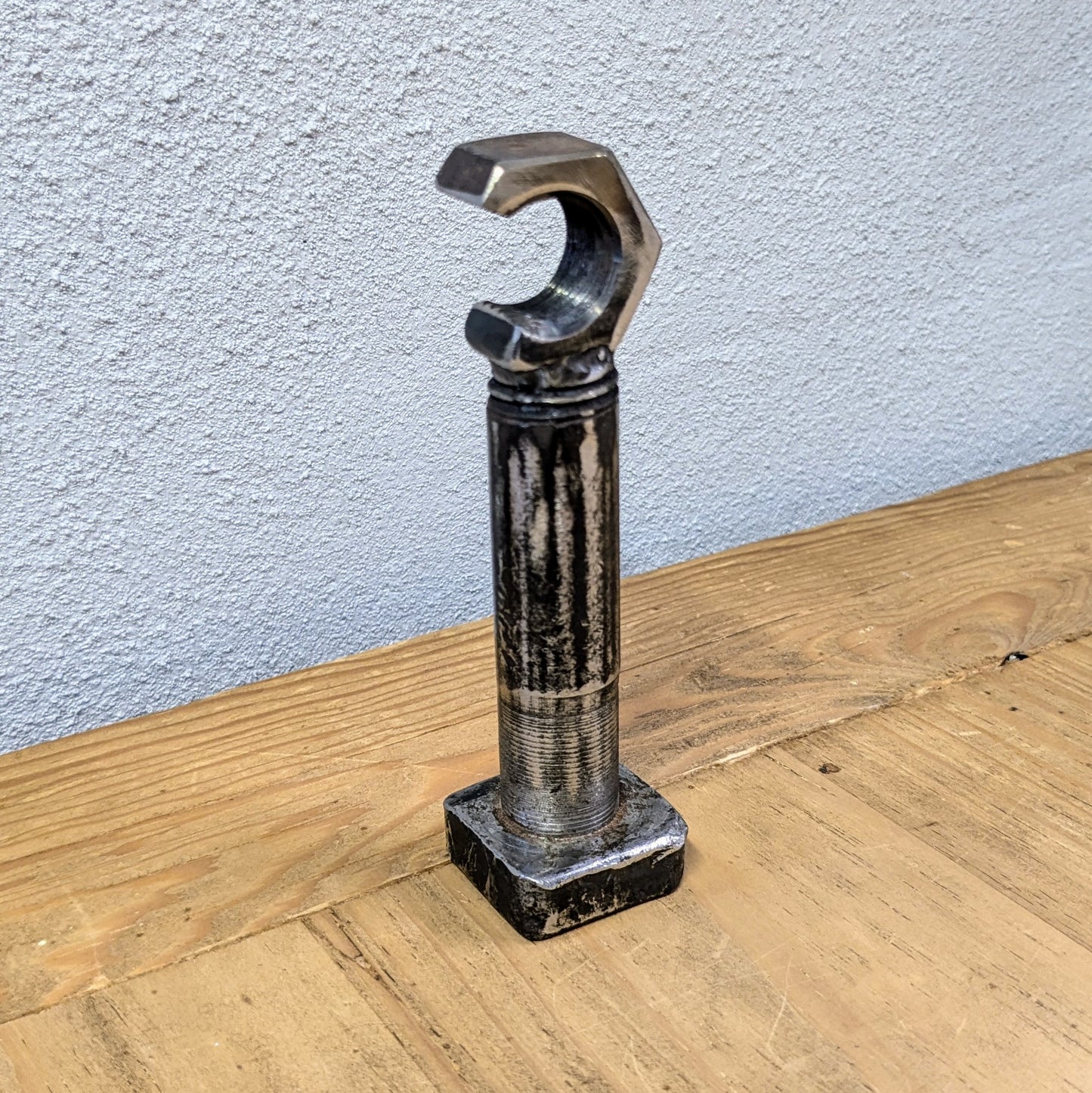 Her ses en robust oplukker af bolte og møtrikker 