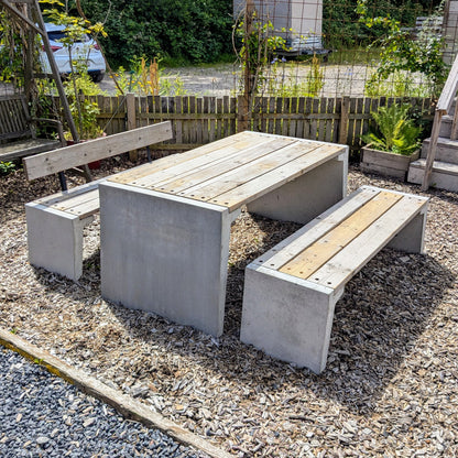 R&G Urban Concrete borde-/bænkesæt af overskuds- og genbrugsmaterialer - overskudscement - genbrugte skruer - genbrugstræ - norske traller
