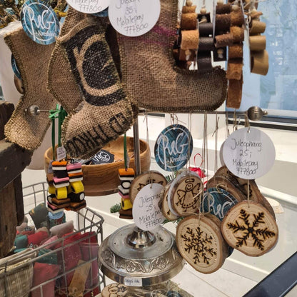 R&G juletræspynt - skiver af genbrugte juletræer - håndlavet julepynt - håndbrændte motiver. Socialansvarligt produceret. Produceret i samarbejde med unge fra kanten af arbejdsmarkedet. Råt&Godt - fordi mennesker og materialer fortjener en chance til.