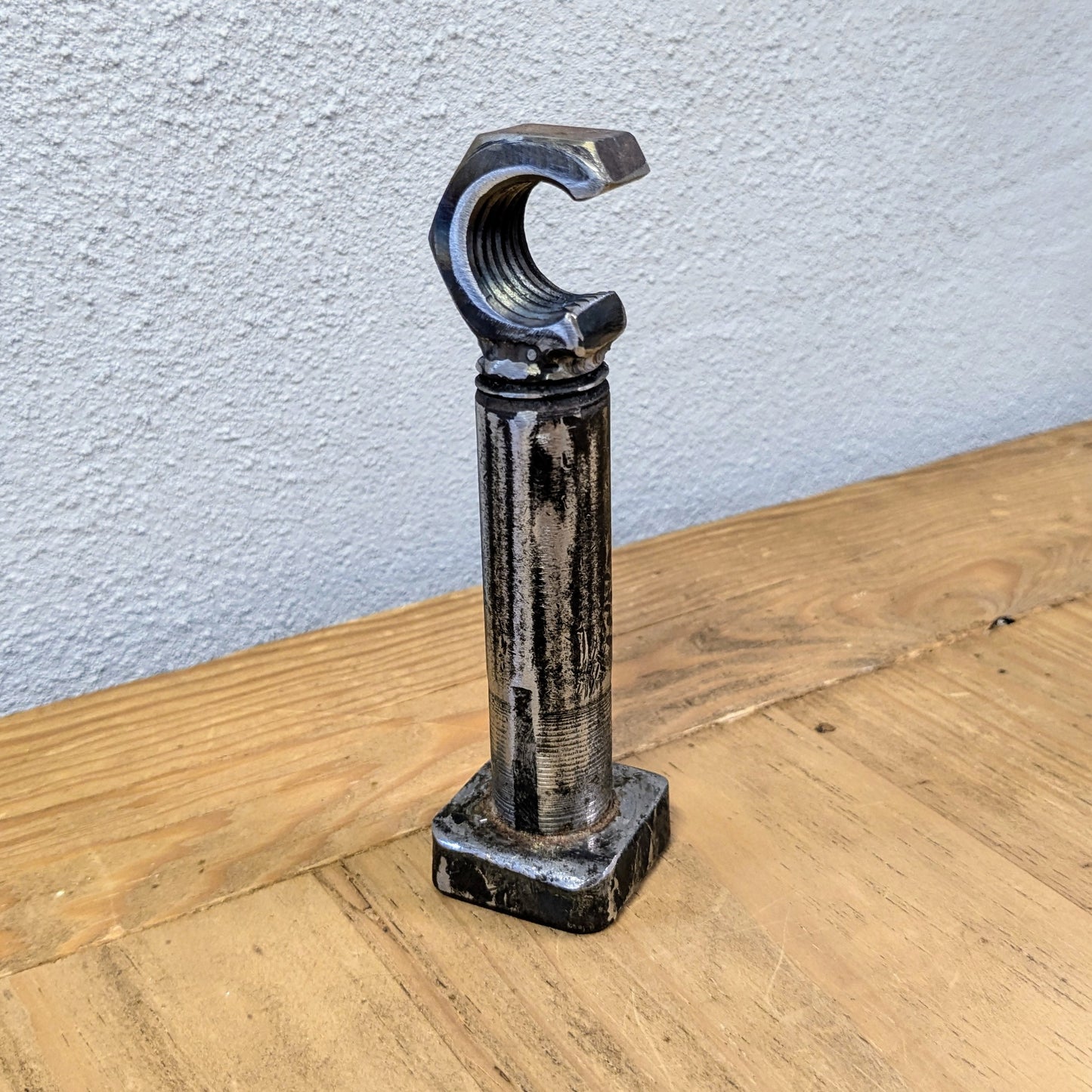 Her ses en oplukker lavet af bolte og møtrikker 