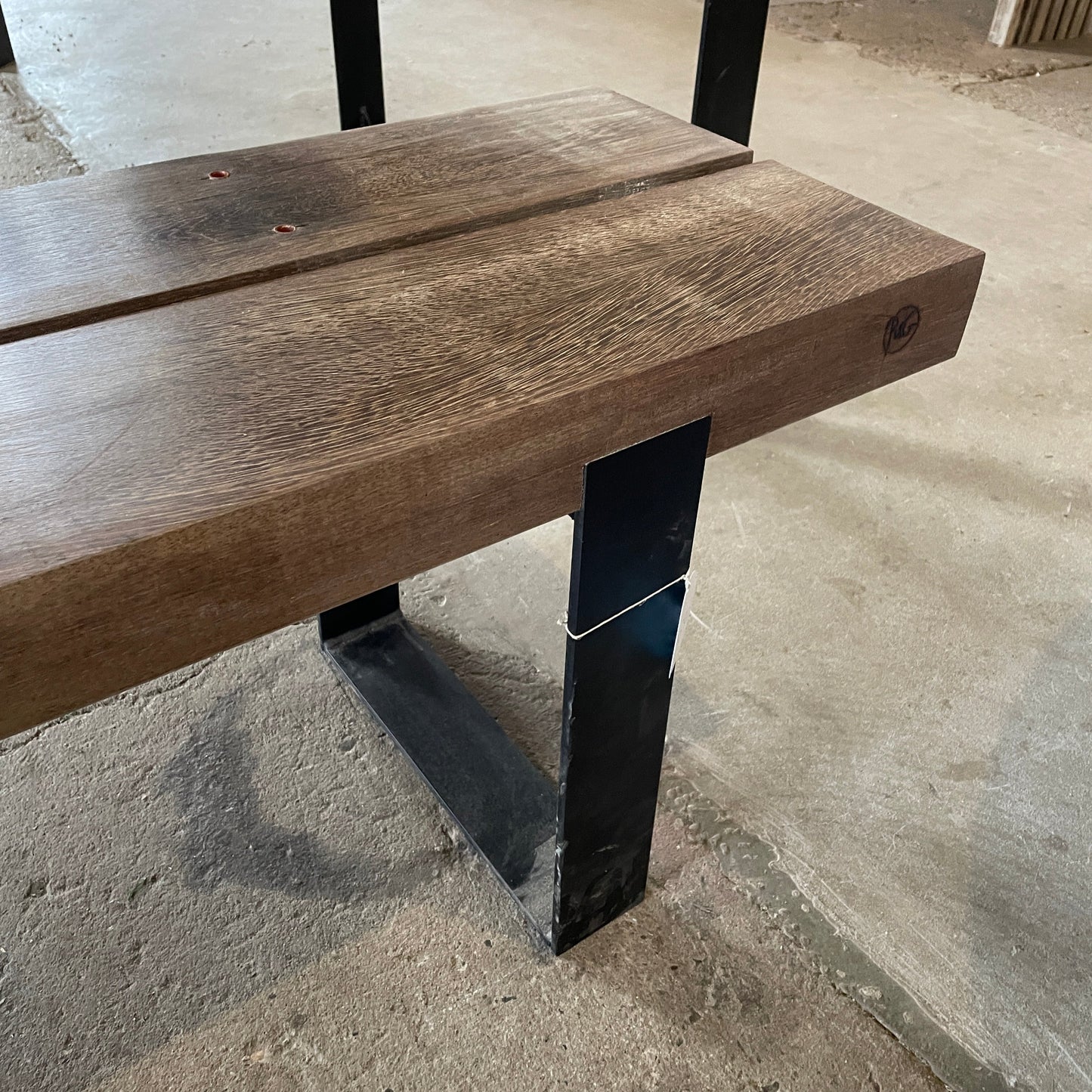 Her ses bænken som er lavet af genbrugt azobé