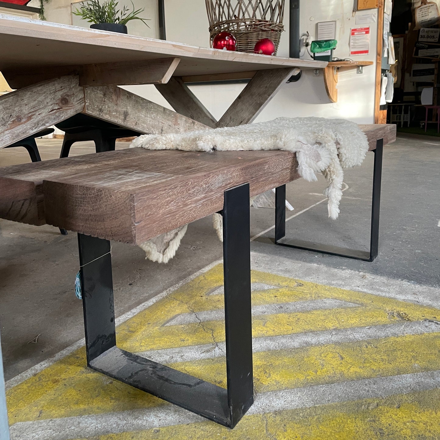 Her ses bænken som er lavet af genbrugt azobé