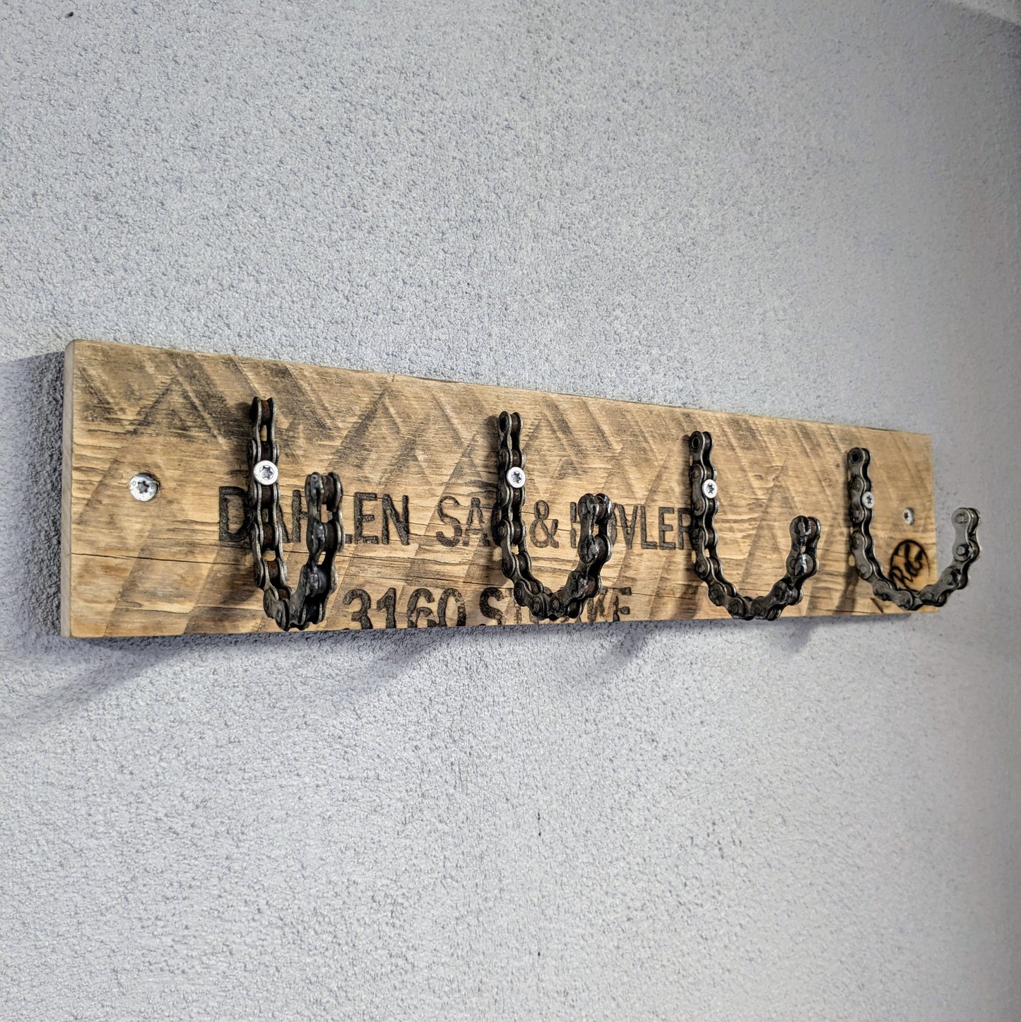 Her ses den rå knagerække. Knagerækken er produceret af genbrugstræ og genbrugte cykelkæder.