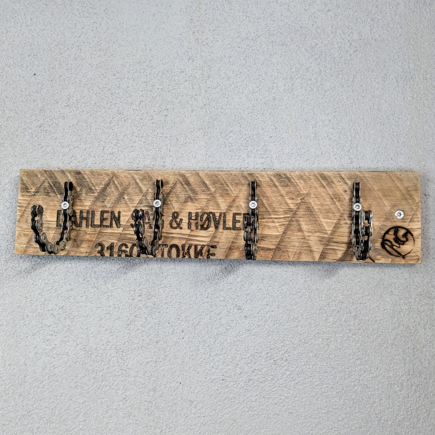 Her ses den rå knagerække. Knagerækken er produceret af genbrugstræ og genbrugte cykelkæder.