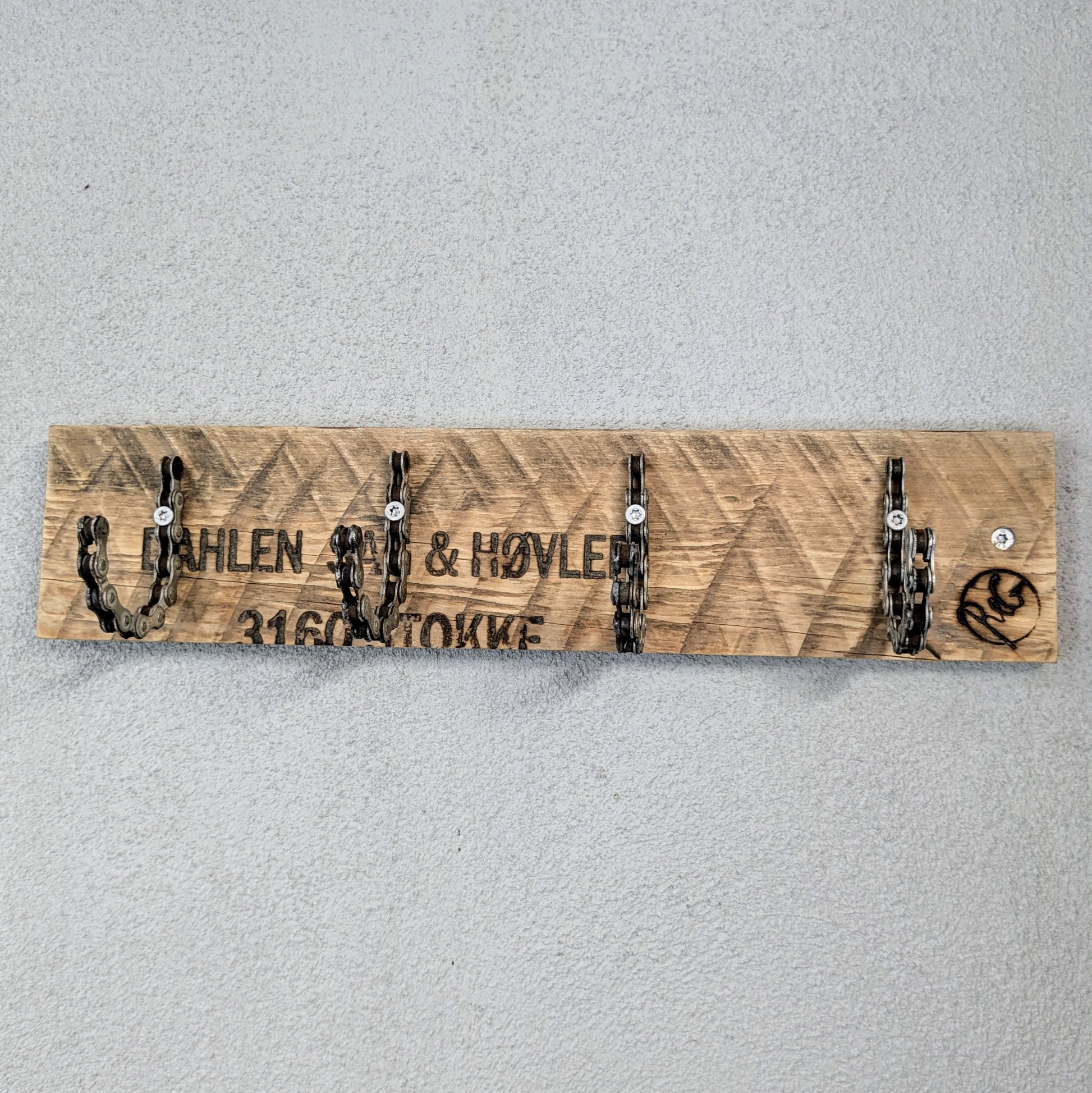 Her ses den rå knagerække. Knagerækken er produceret af genbrugstræ og genbrugte cykelkæder.