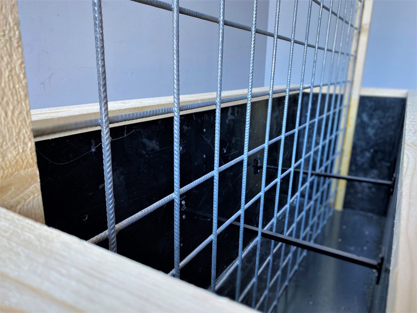 Plantekasse med espalier lavet af 2. sortering profilbrædder fra Superwood
