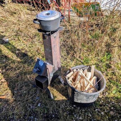 Her ses vores rocket stove i brug.