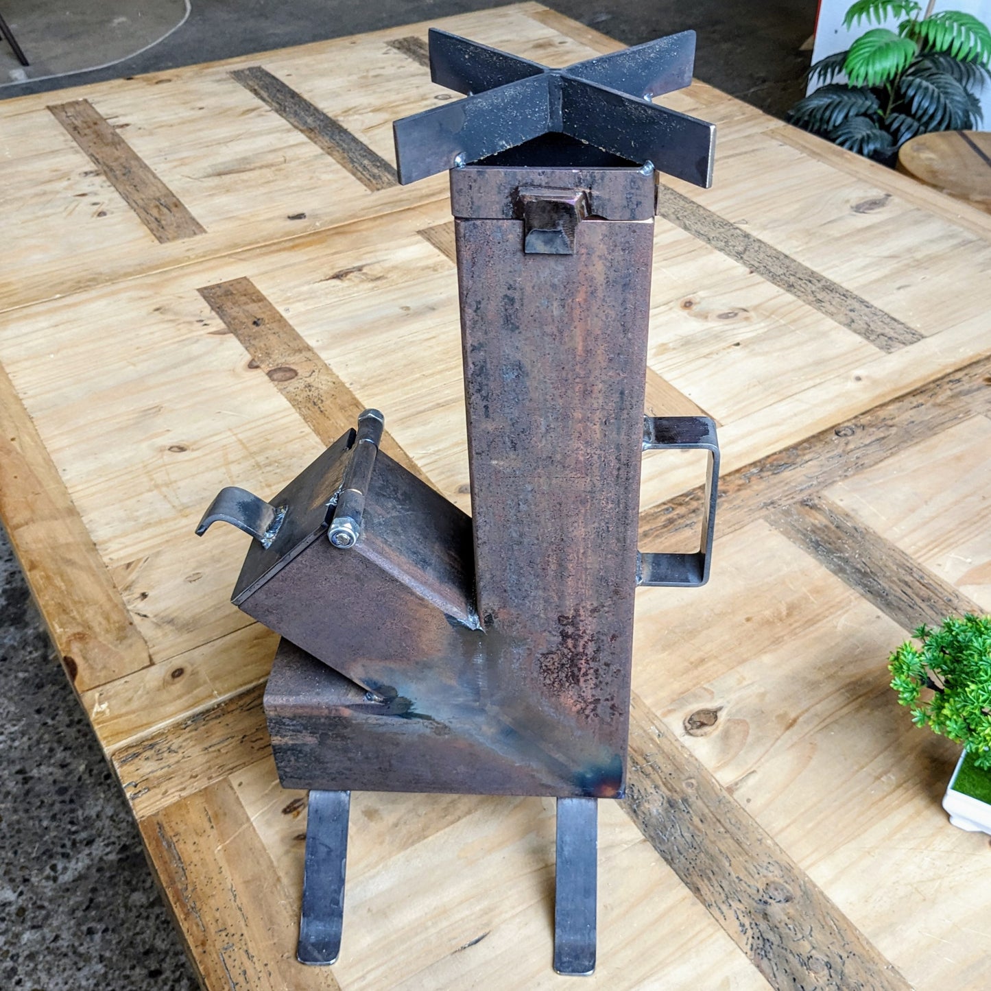 Her ses vores Rocketstove på et bord, så man kan se størrelses forskellen.