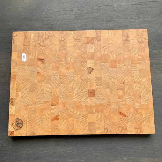 Her ses et skærebræt lavet i genbrugstræ