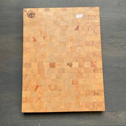 Her ses et skærebræt lavet i genbrugstræ