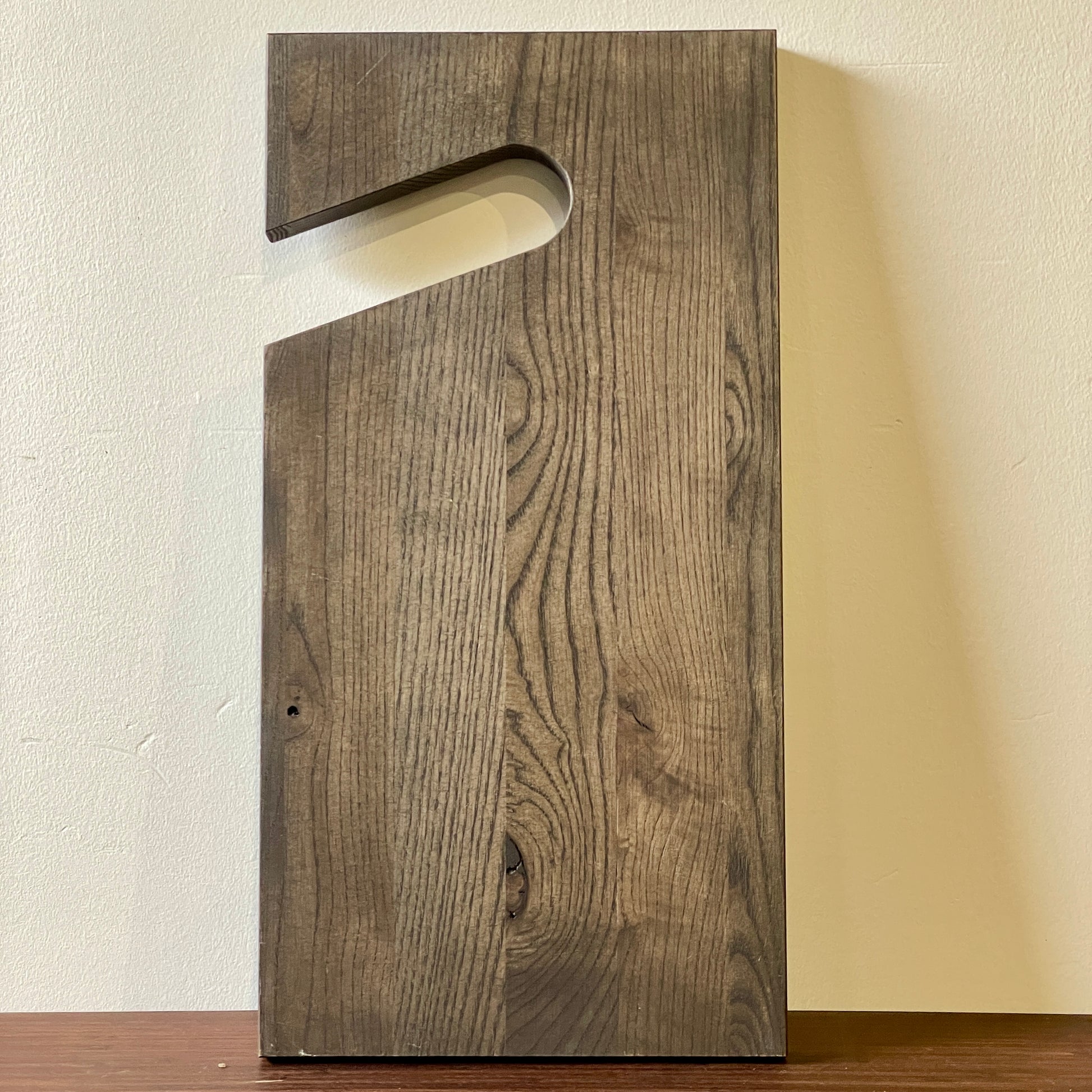 Her ses vores skærebræt med hank, så det er nemmere at løfte. Skærebrættet er lavet i massivt træ.