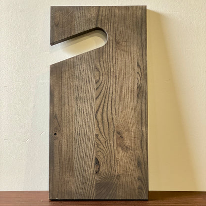 Her ses vores skærebræt med hank, så det er nemmere at løfte. Skærebrættet er lavet i massivt træ.