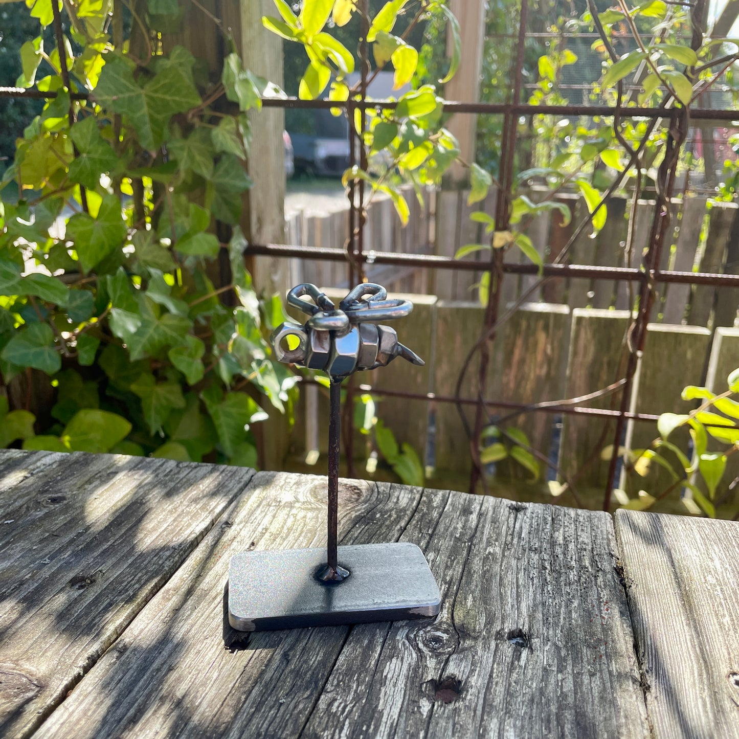 Her kan man se smedens lille bi stå på et bord.