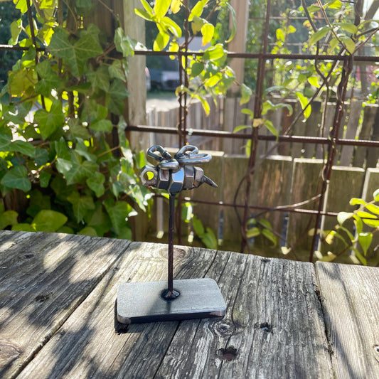 Her kan man se smedens lille bi stå på et bord.