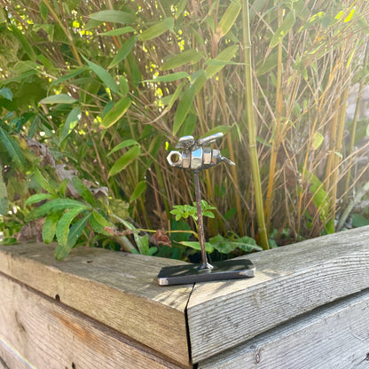 Her kan man se smedens lille bi stå på en af vores plantekasser.