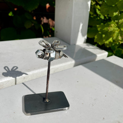 Her kan man se smedens lille bi, stå med en hvid baggrund