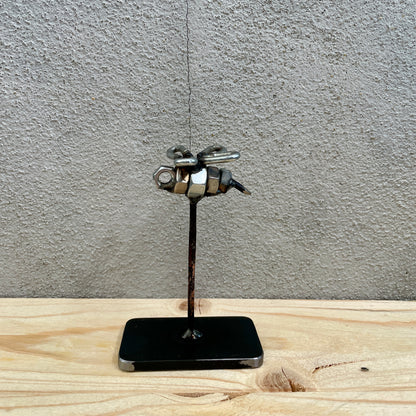 Her ses smedens lille bi med en neutral baggrund