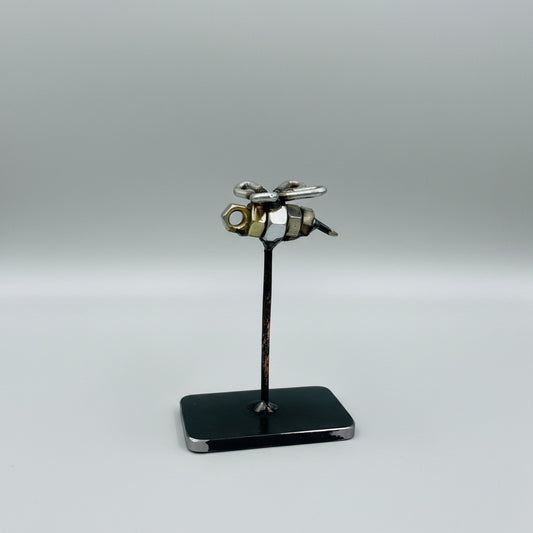 Her ses smedens lille bi med en neutral baggrund