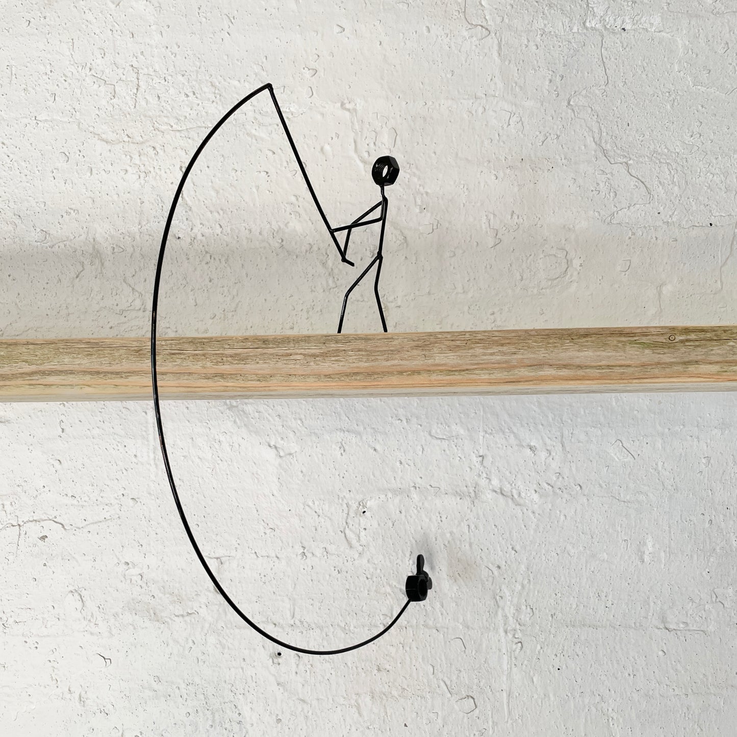 Her ses figuren som er lavet af restmetal