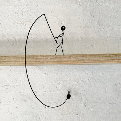 Her ses figuren som er lavet af restmetal