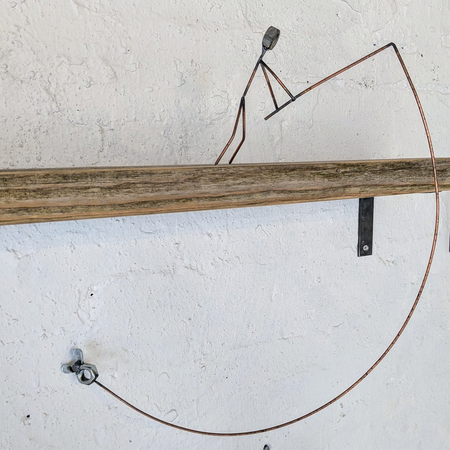 Her ses figuren som er lavet af restmetal 