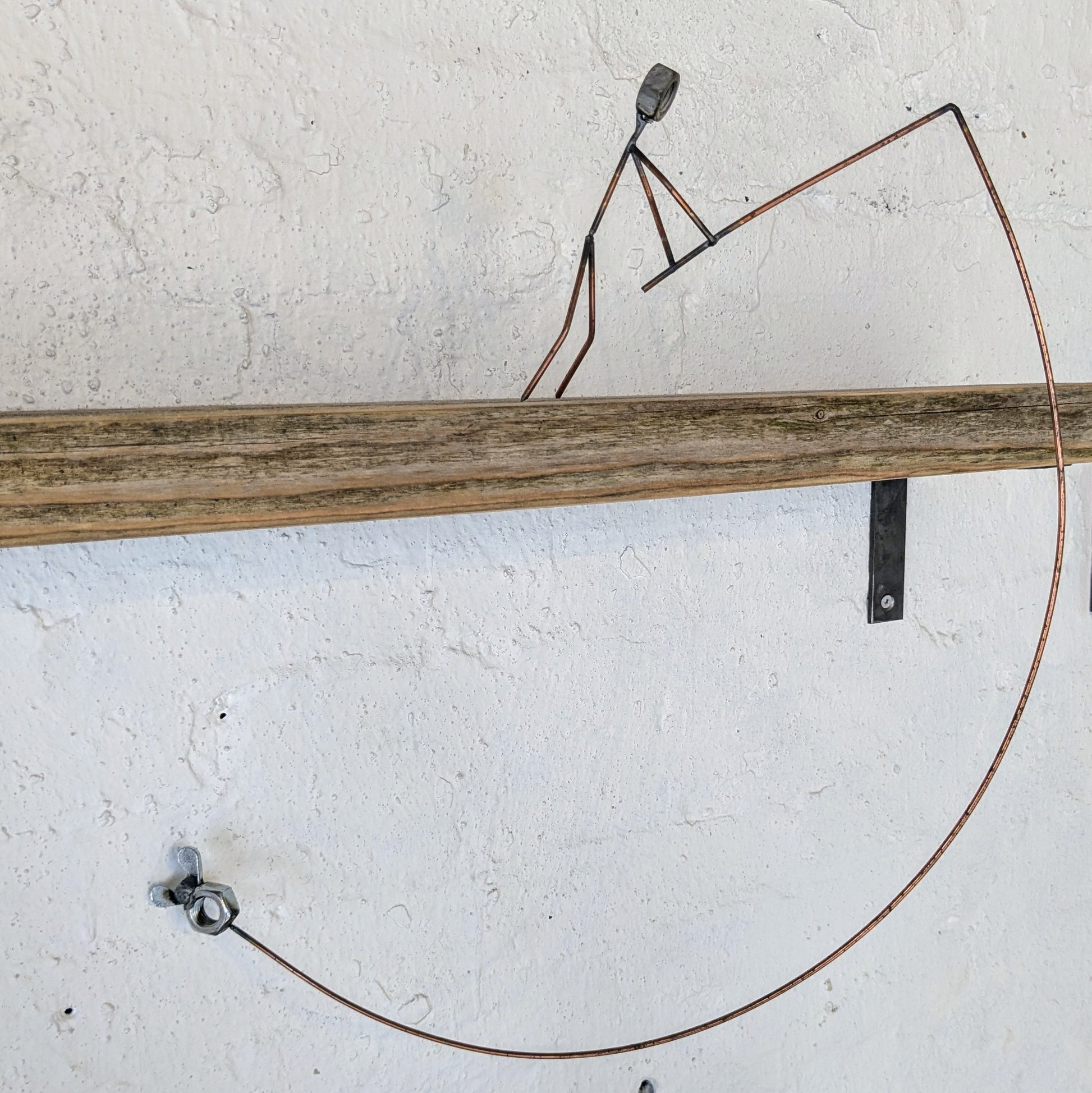 Her ses figuren som er lavet af restmetal 