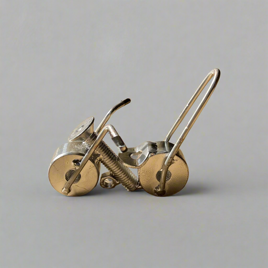 Her ses smedens lille motorcykel, som vores smed har sat sammen af genbrugte skruer og bolte.