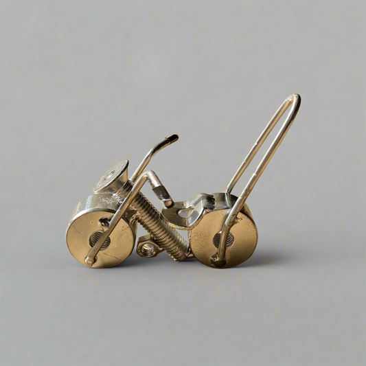 Her ses smedens lille motorcykel, som vores smed har sat sammen af genbrugte skruer og bolte.