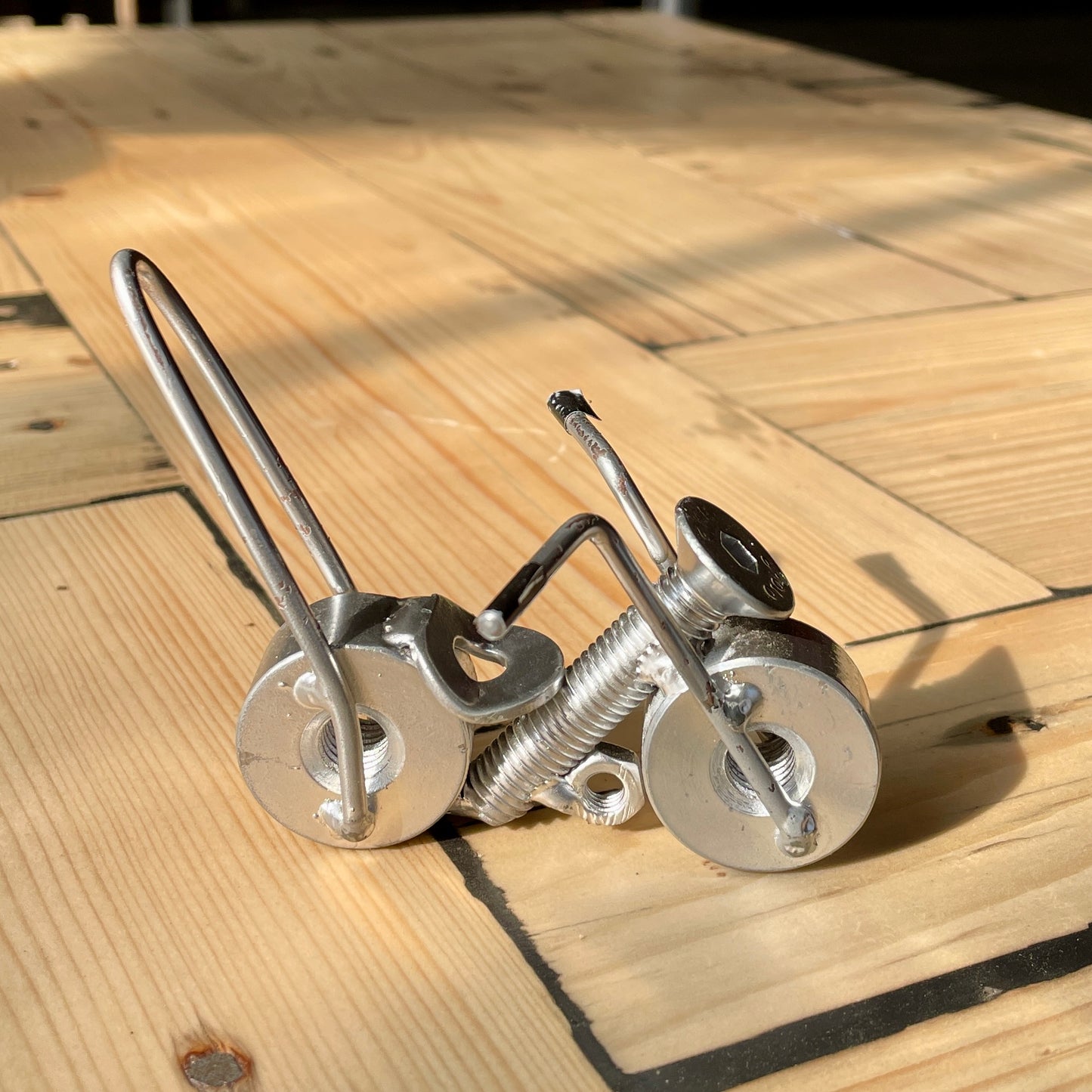 Her ses smedens lille motorcykel, som vores smed har sat sammen af genbrugte skruer og bolte.