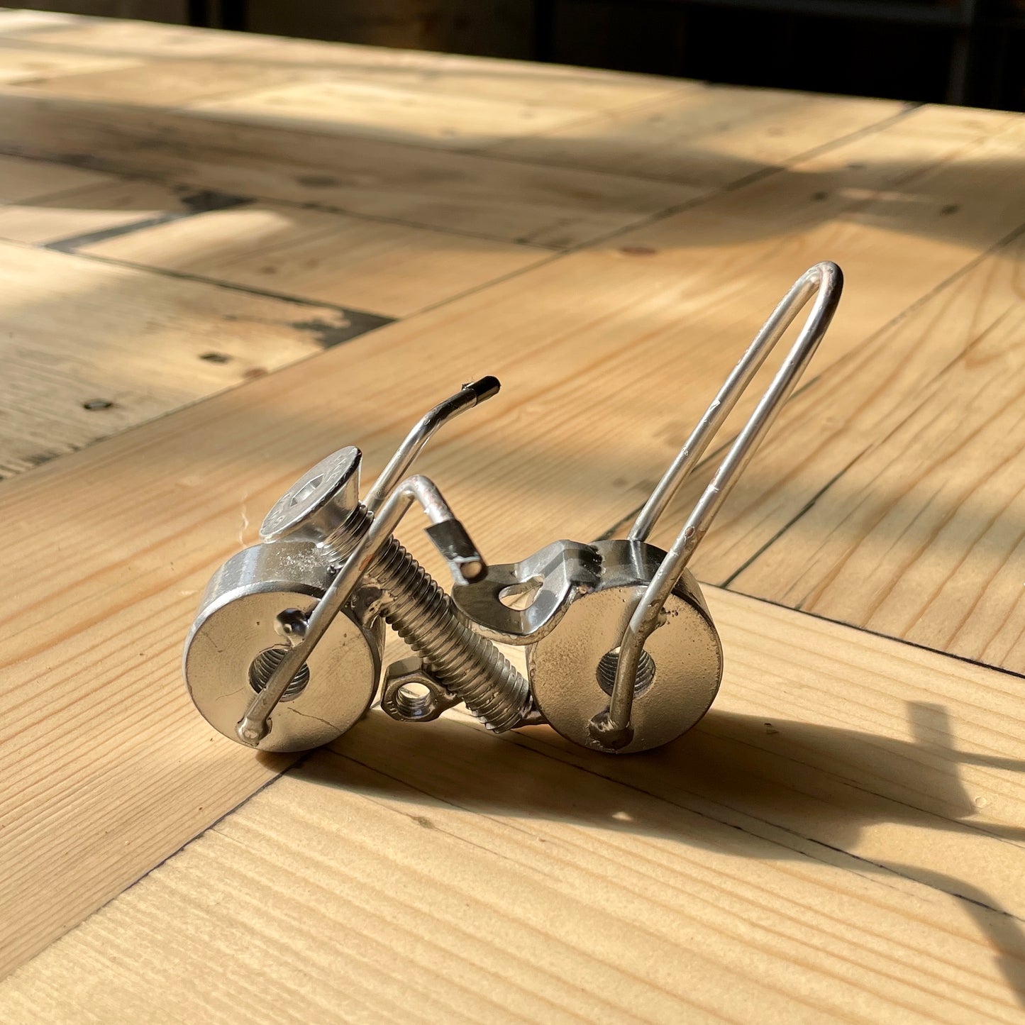 Her ses smedens lille motorcykel, som vores smed har sat sammen af genbrugte skruer og bolte.