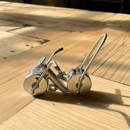 Her ses smedens lille motorcykel, som vores smed har sat sammen af genbrugte skruer og bolte.