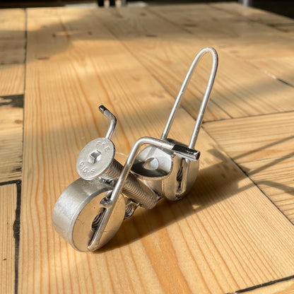 Her ses smedens lille motorcykel, som vores smed har sat sammen af genbrugte skruer og bolte.