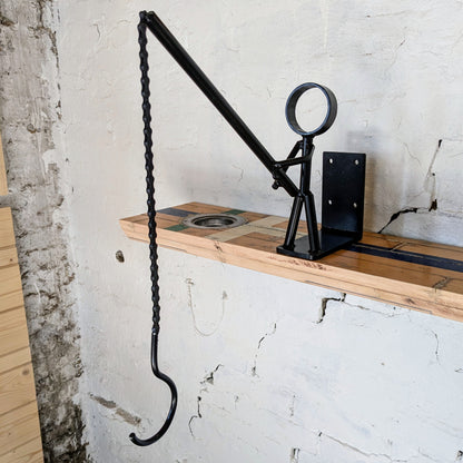 Her ses figuren, som er lavet af restmetal og en genanvendt cykelkæde.