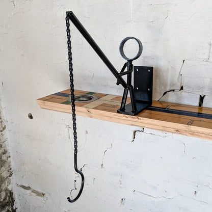 Her ses figuren, som er lavet af restmetal og en genanvendt cykelkæde.