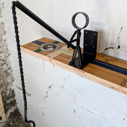 Her ses figuren, som er lavet af restmetal og en genanvendt cykelkæde.