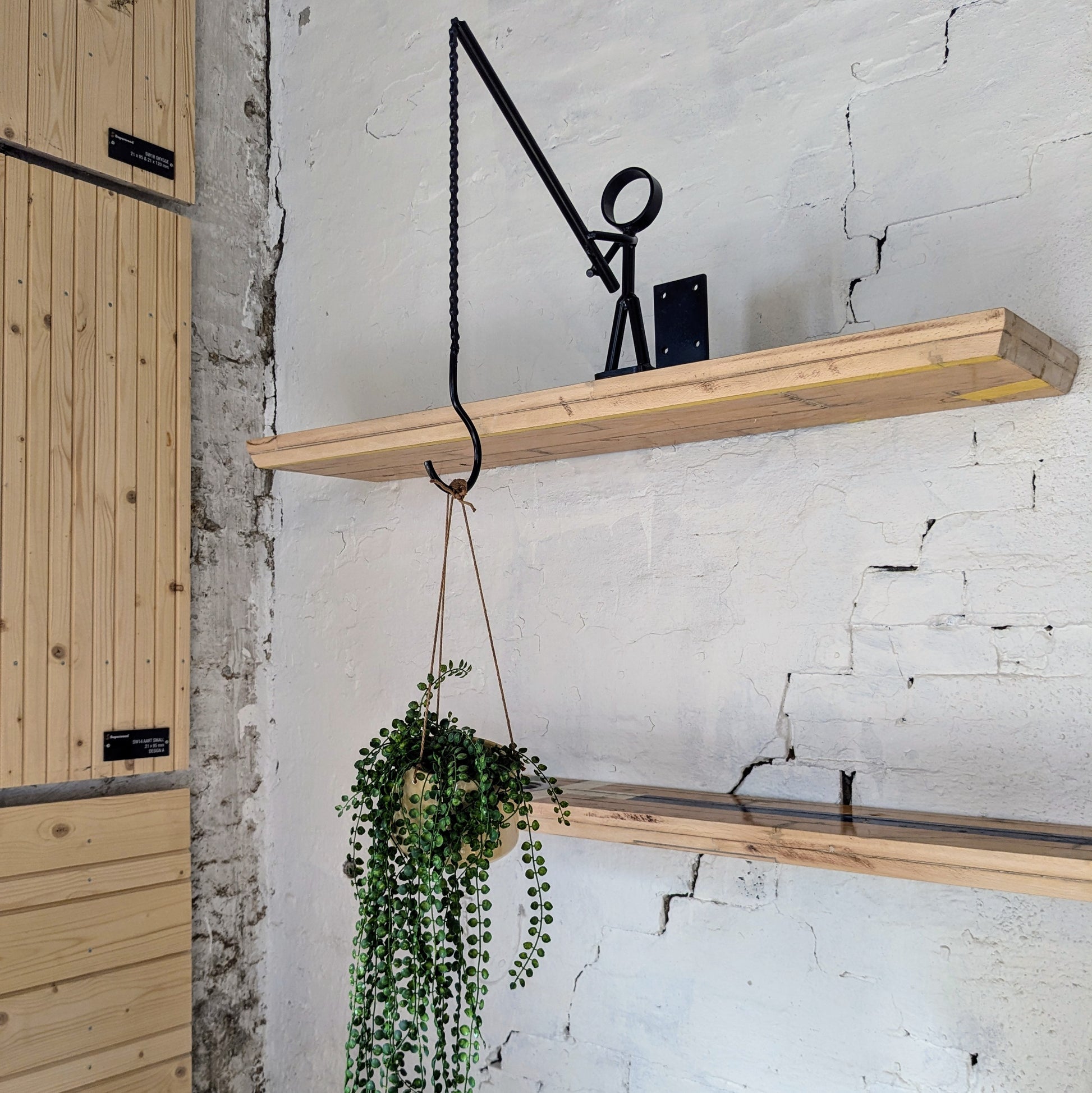 Her ses figuren, som er lavet af restmetal og en genanvendt cykelkæde.