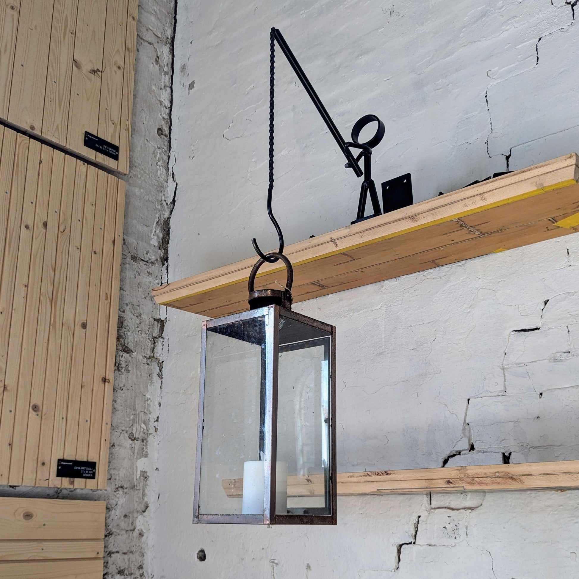 Her ses figuren, som er lavet af restmetal og en genanvendt cykelkæde.