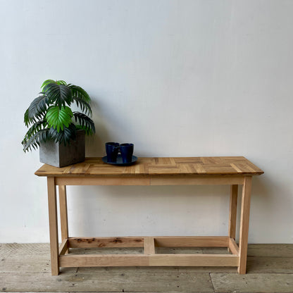 JENS sofaborde - af genbrugt parketgulv, designet af Jens og produceret i samarbejde med unge fra kanten af arbejdsmarkedet, cirkulær økonomi, socialt ansvar