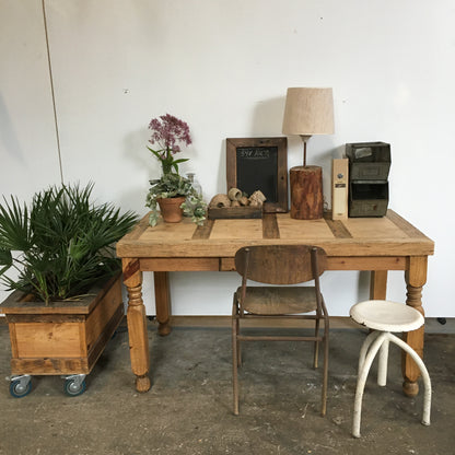 Mexikansk skolebord, skrivebord, entrebord, spisebord, plantekasse af genbrugsmaterialer, skammel, skolestol, interiørgenbrug, patina, Råt&Godt - fordi mennesker og materialer fortjener en chance til