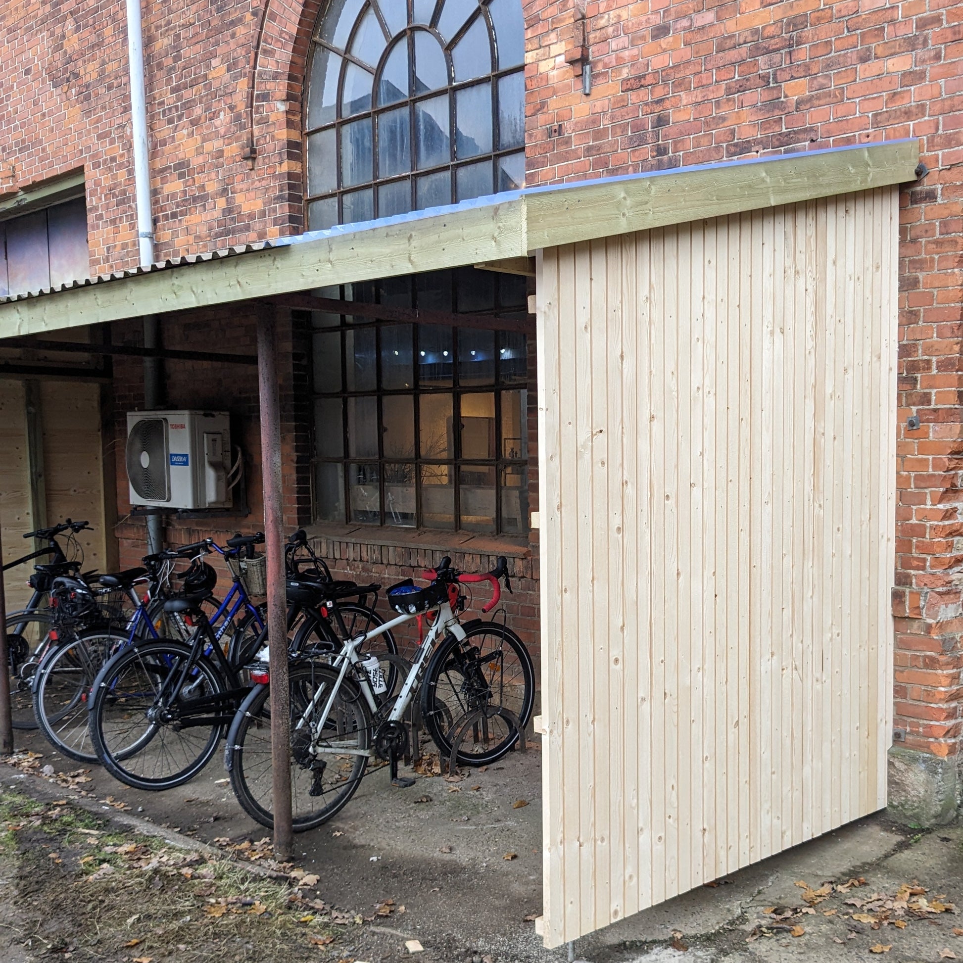 Cykelskur beklædt med Superwood profilbrædder, lodret montering