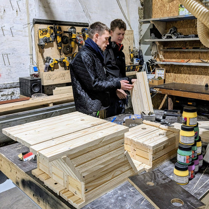 Her ses tilblivelsen af fuglehusene i vores værksted. Fuglehuset er lavet af 2.sorterings superwood og lavet i samarbejde med unge fra kanten af arbejdsmarkedet.