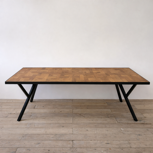 træspisebord med sort Y-stel