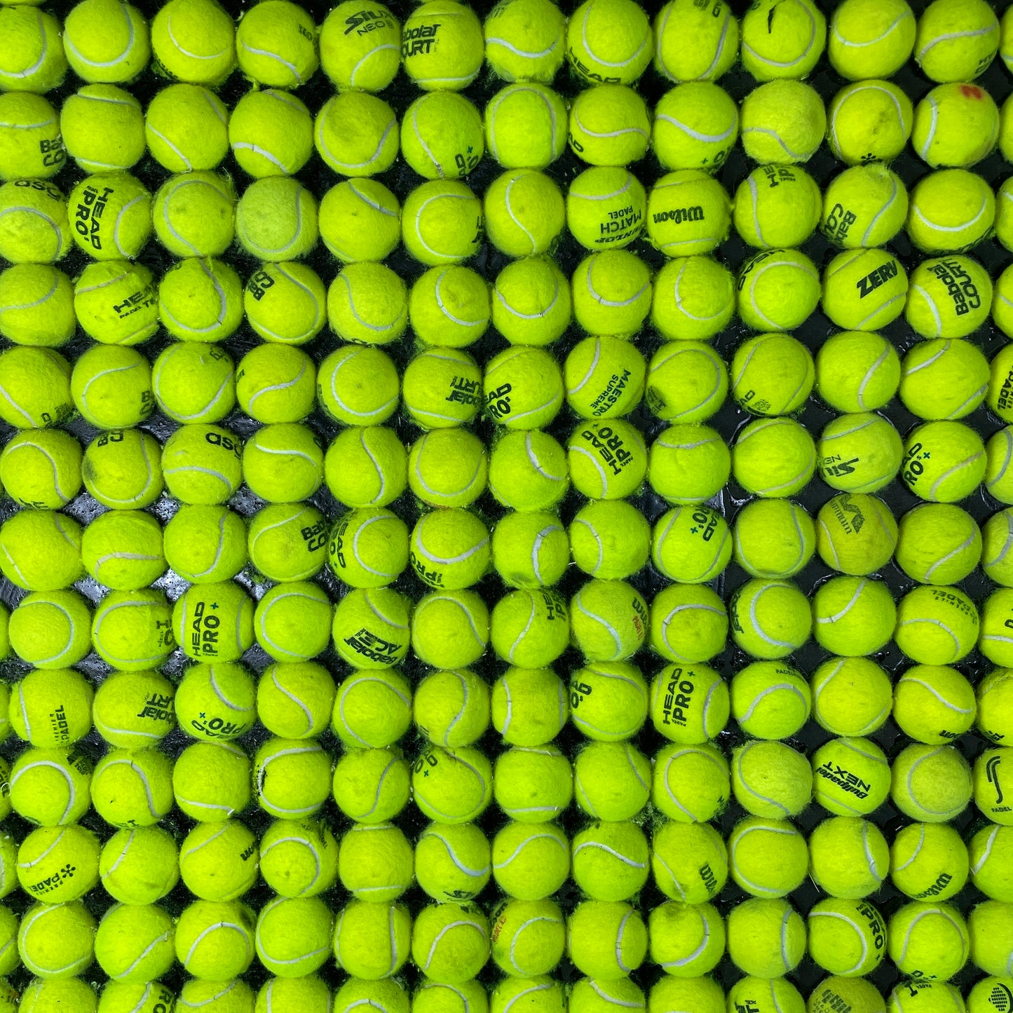 Vægbeklædning af halve tennisbolde